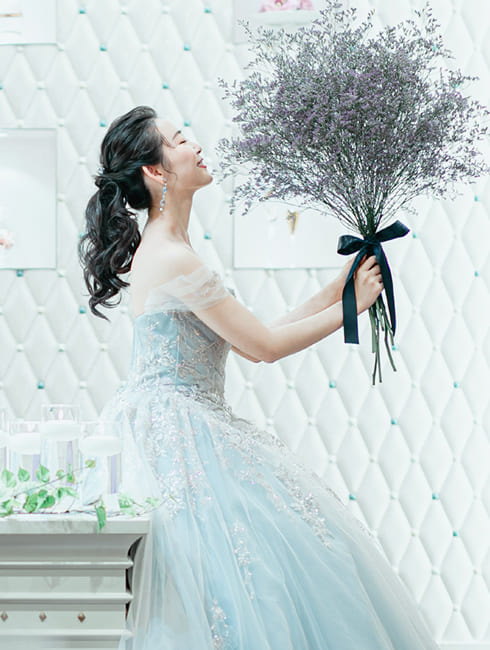 淡い水色のドレス