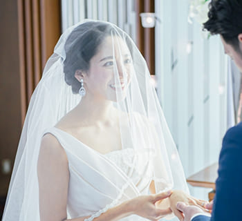 新婦：ウェディングドレス　新郎：紺のタキシード