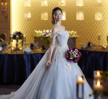 淡いブルーのドレス