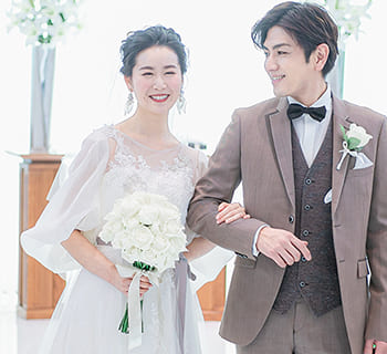 新婦：ウェディングドレス　新郎：ベージュのタキシード