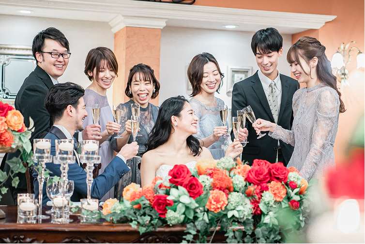 友人に囲まれた写真